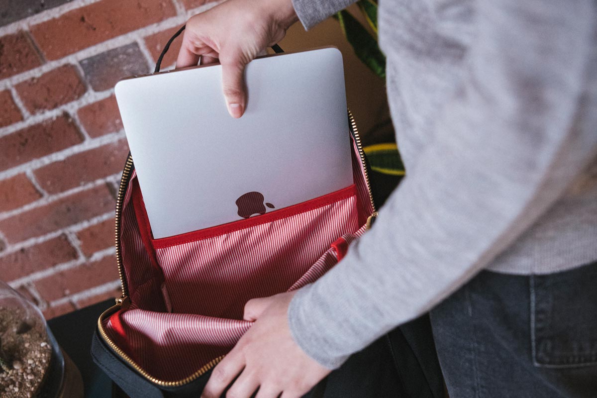 Laptop-Tasche trennt Ihr Gerät von anderen Gegenständen in der Tasche